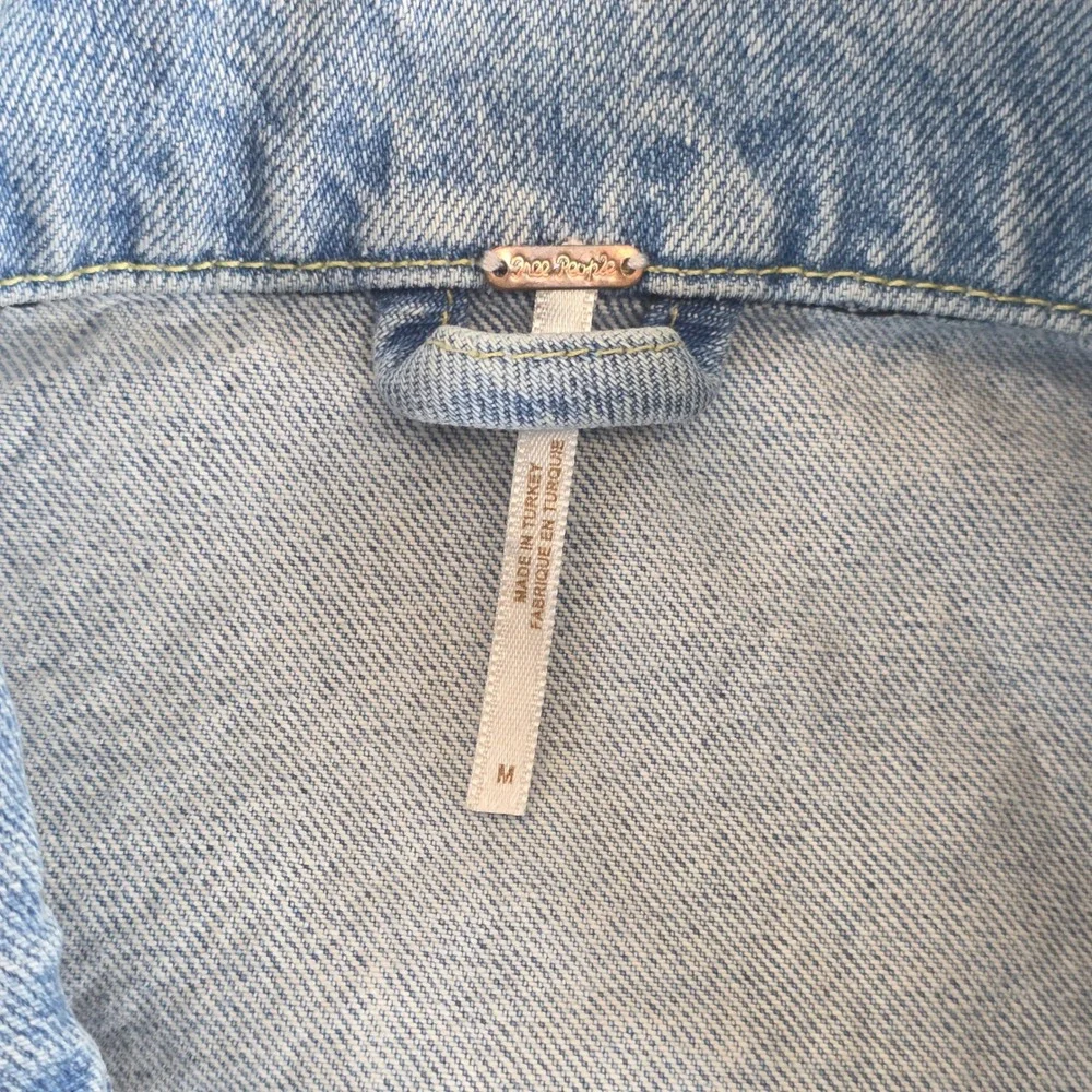 Free People Dillon Jacket Womens Medium Blue Denim Distressed Frayed Raw‎ Hem - Picture 7 of 16